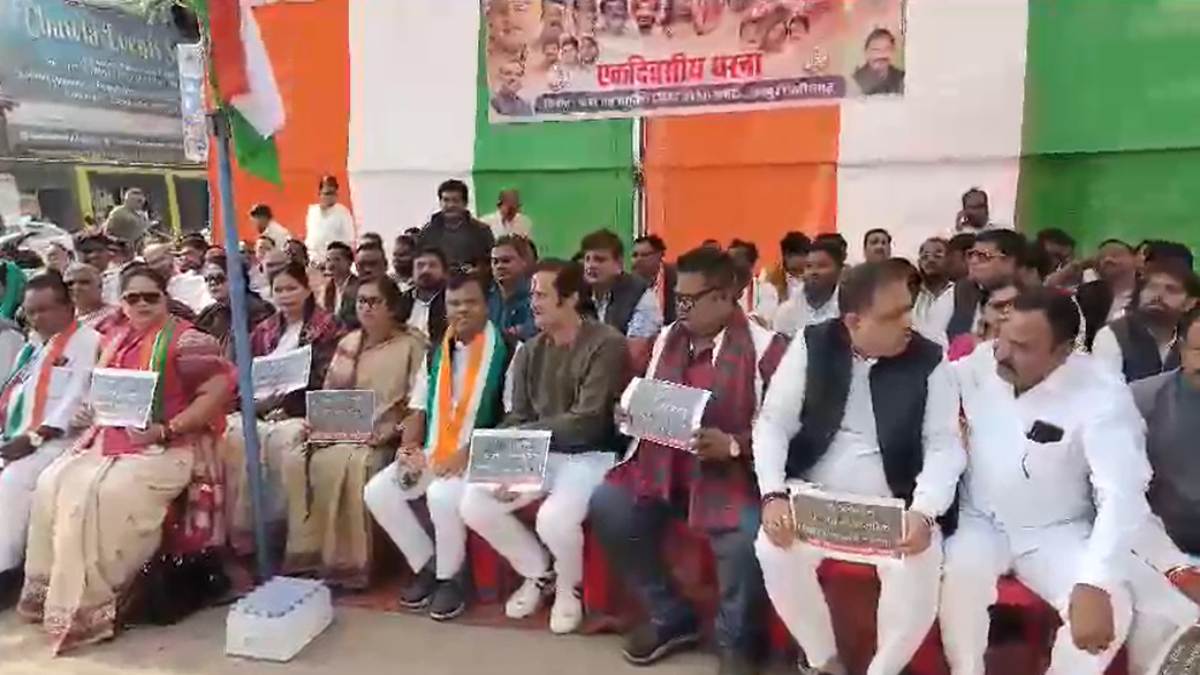 सांसदों के निलंबन के विरोध में राजधानी में कांग्रेसियों ने दिया धरना, पीसीसी चीफ दीपक बैज समेत कई आला नेता हुए शामिल