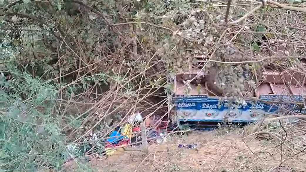MP सड़क हादसाः अशोकनगर में ट्रैक्टर खाई में गिरी, 1 मौत कई घायल, बैतूल में बस पुलिया पर चढ़ी, यात्री चोटिल