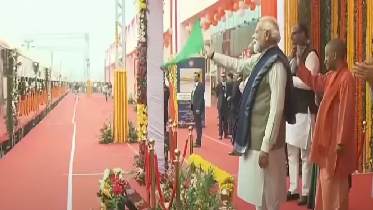 प्रधानमंत्री नरेंद्र मोदी ने किया 8 किमी रोड शो, 6 वंदे भारत और 2 अमृत भारत ट्रेनों को दिखाई हरी झंडी