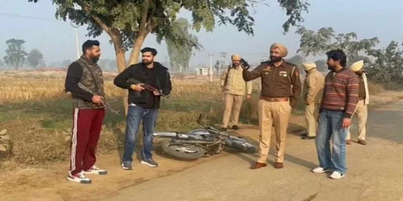 Punjab Crime: अपराधियों के खिलाफ एक्शन मोड पर पंजाब पुलिस, मोगा में तीनों गैंगस्टरों को दबोचा, अवैध हथियार जब्त