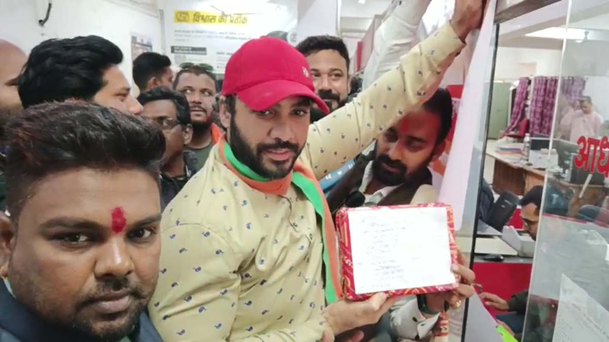 अमरजीत भगत की मूंछ के पीछे पड़ी भाजपा, भाजयुमो ने मूंछ मुंडवाने भेजा शेविंग किट