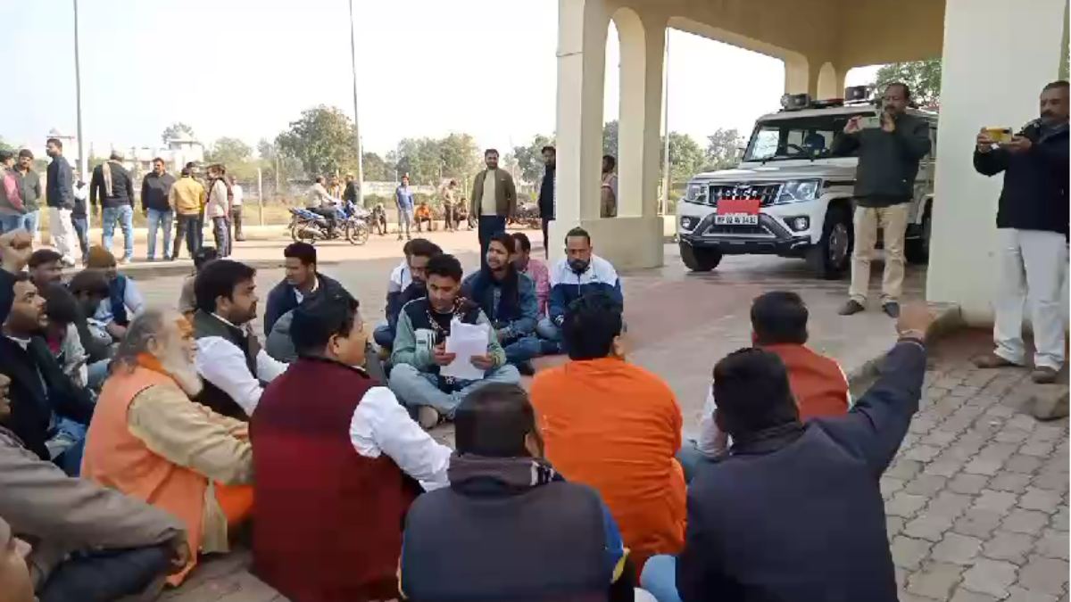 पुलिसकर्मी की गुंडागर्दी: व्यापारी से मारपीट कर लूटे पैसे, गुस्साए लोगों ने कलेक्ट्रेट का घेराव कर दिया धरना, सस्पेंड करने की मांग