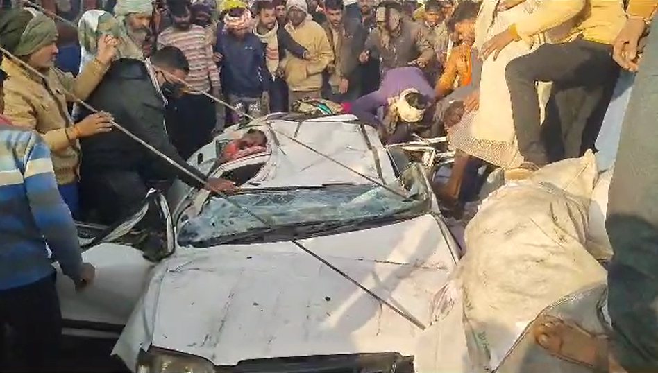 MP सड़क हादसे में 4 मौतः कार के ऊपर पलटा ट्रक, दो लोग गंभीर, कोहरे के कारण NH 46 पर हुई दुर्घटना