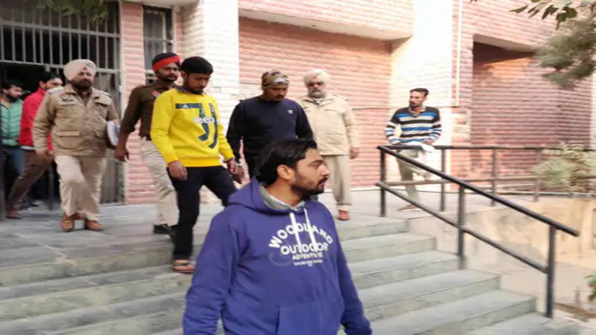 Punjab News : तिहाड़ जेल से प्रोडक्शन वारंट पर 2 गैंगस्टरों को लेकर आई बठिंडा पुलिस, डबल मर्डर मामले में करेगी पूछताछ