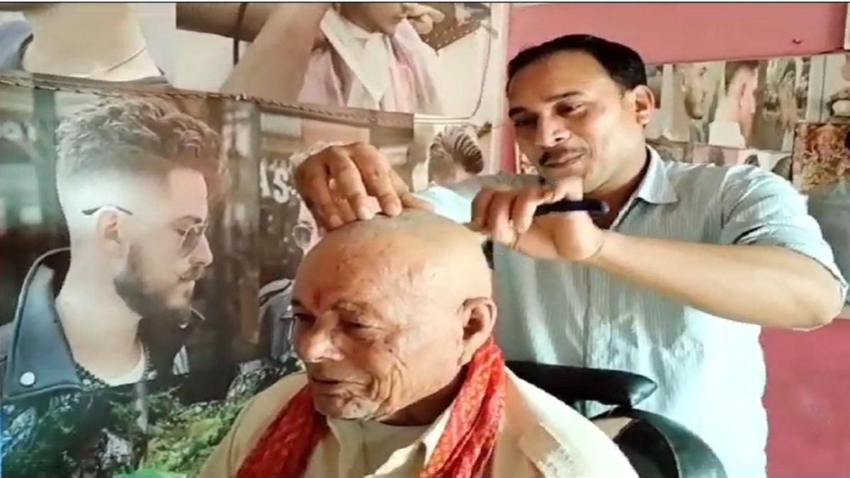 नेता से इतनी नफरतः चुनाव हारने पर बुजुर्ग ने कराया मुंडन, 15 साल पहले फरियाद लेकर जाने पर विधायक केपी सिंह ने जड़ दिया था तमाचा, तब से लिया था प्रण
