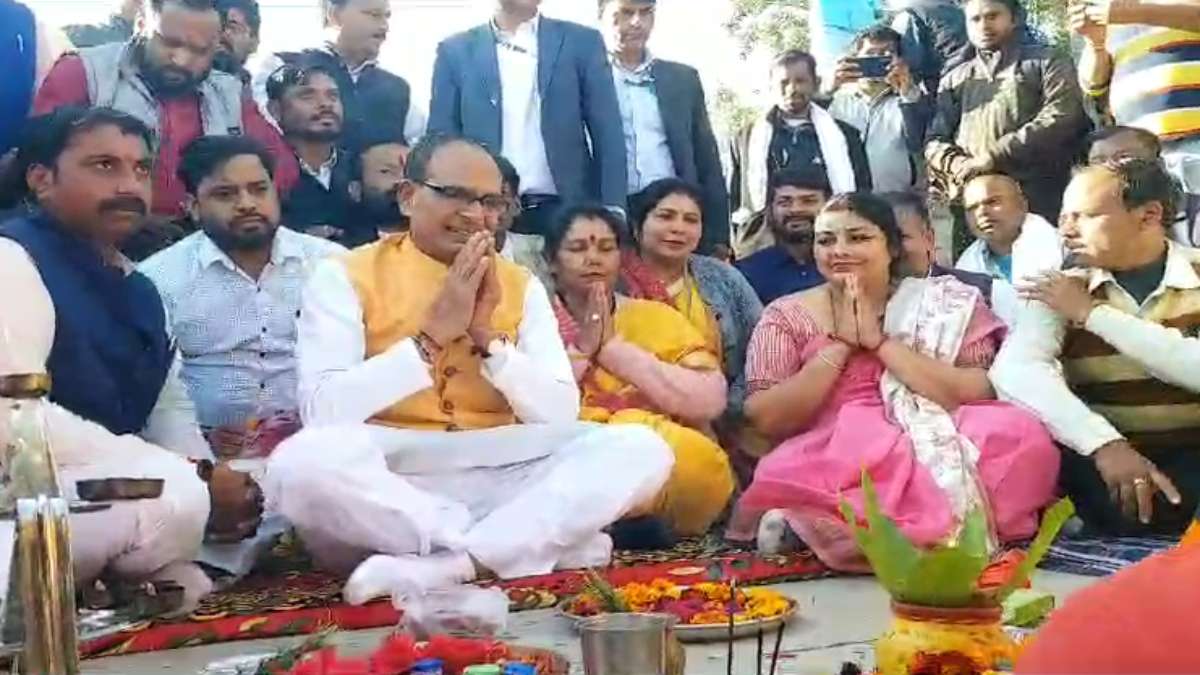 उपराष्ट्रपति की मिमिक्री पर पूर्व सीएम का बड़ा बयान: बोले-कांग्रेस खुद को कर रही समाप्त, वो बचेंगे नहीं