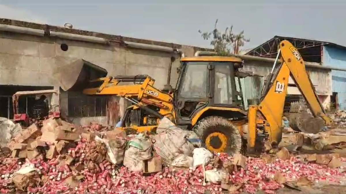 आबकारी विभाग की बड़ी कार्रवाई: साढ़े 6 करोड़ की शराब पर चलाया बुलडोजर, जानें क्या है पूरा मामला