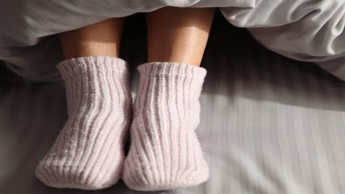 Health Tips : क्या आपकी भी पूरी रात मोजा पहन कर सोने की है आदत? तो आज ही बदल लें, नहीं तो सेहत पर पड़ सकता है भारी