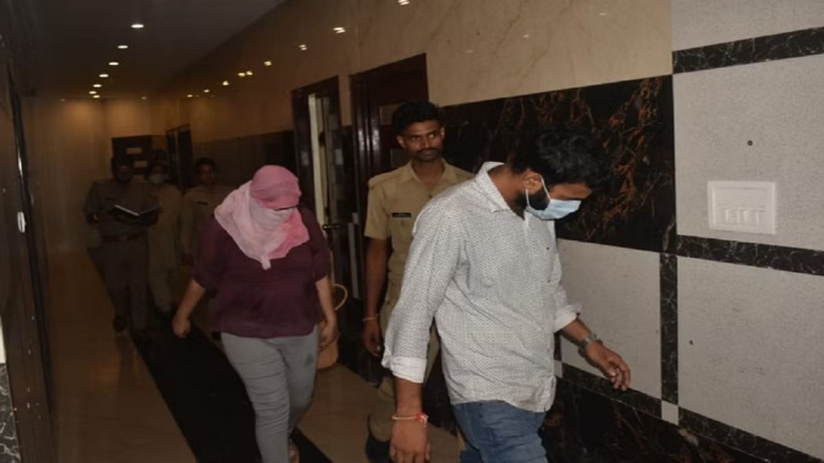 Agra Police Raid in Guest House : होटल में पुलिस ने मारा छापा, कमरे से निकलने लगे युवक-युवतियां, कई गिरफ्तार