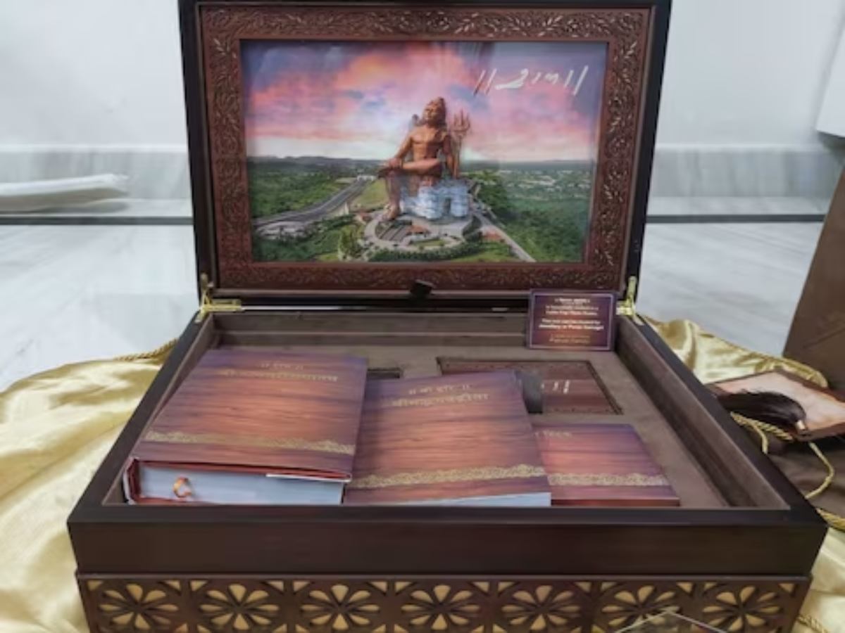 Unique Wedding Card: 2 किलो का एक कार्ड से लेकर दवाई का पत्ता…शादी के ये अनोखे कार्ड हो रहे वायरल