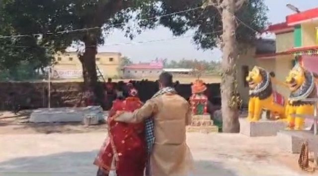 दूसरी शादी कर रहा था शख्स, पत्नी ने पति को पकड़ा रंगे हाथ, जमकर हुआ ड्रामा