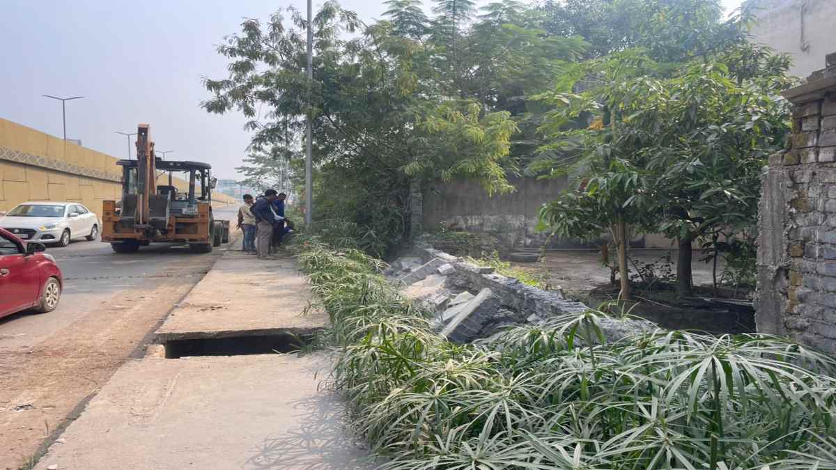 अवैध कब्जा पर फिर चला निगम का बुलडोजर, कॉलोनी वासियों ने कहा- कार्रवाई करें कोई आपत्ति नहीं है, लेकिन हमें सुरक्षा दें…
