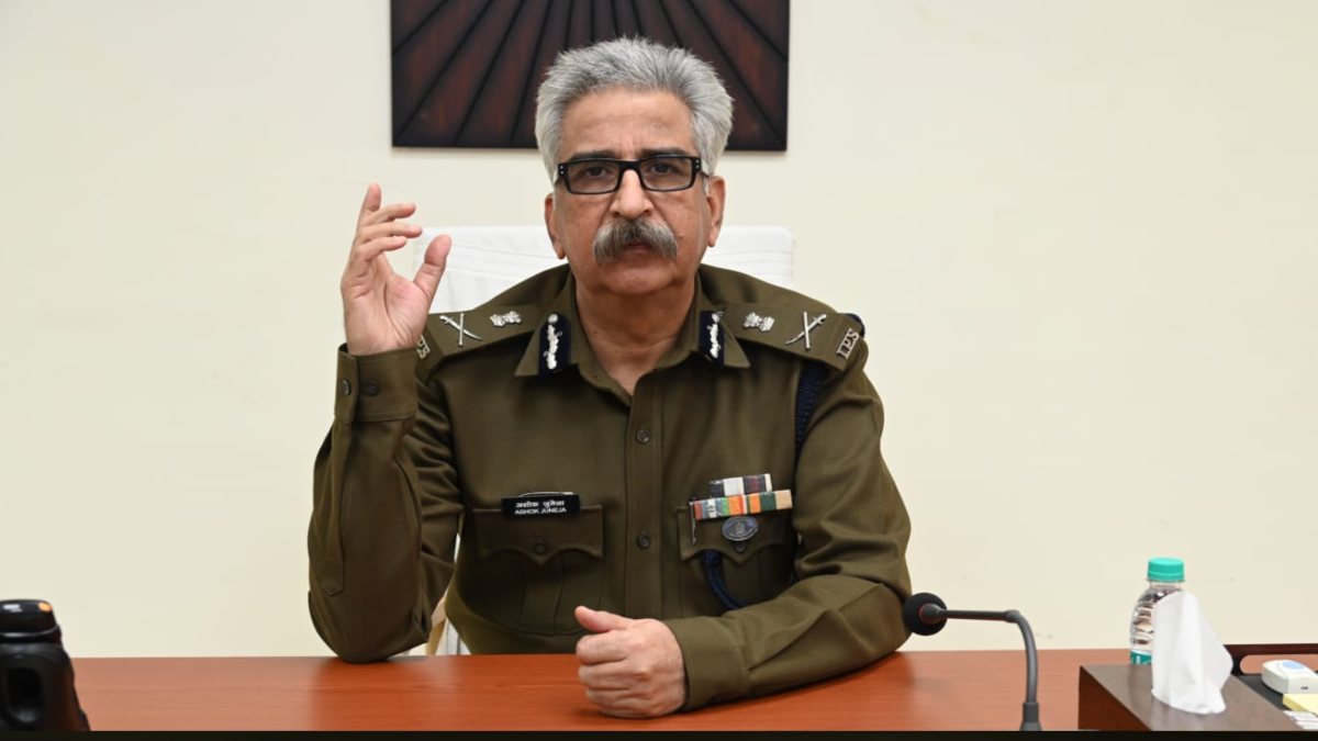 डीजीपी जुनेजा ने पुलिस महानिरीक्षकों और अधीक्षकों की ली वर्चुअल बैठक, राज्य में कानून व्यवस्था पर कड़ी निगरानी करने के दिए निर्देश