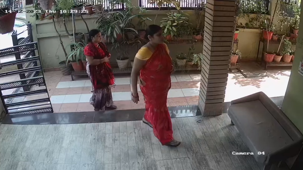 घर पर अकेली थी मां, काम मांगने के बहाने घर में घुसी दो महिलाएं, पति-पत्नी जिम से लौटे तो फटी रह गई आखें