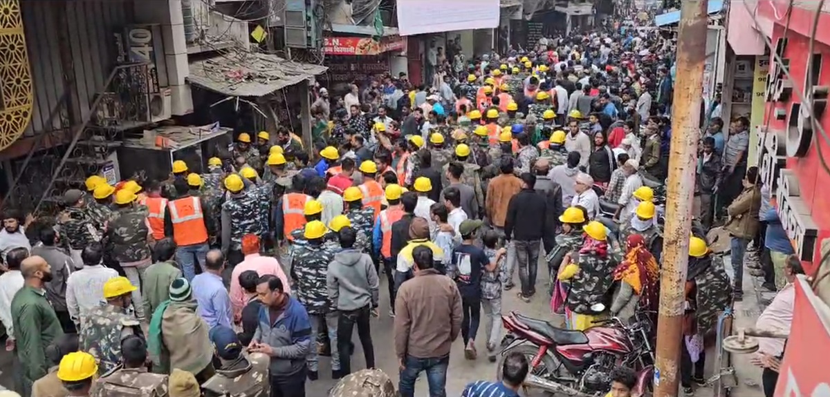 अवैध अतिक्रमण पर इंदौर नगर निगम की बड़ी कार्रवाई: 100 से ज्यादा कर्मचारियों के साथ मुंबई बाजार पहुंचा निगम का अमला, दुकानों के बाहर रखा सामान जब्त