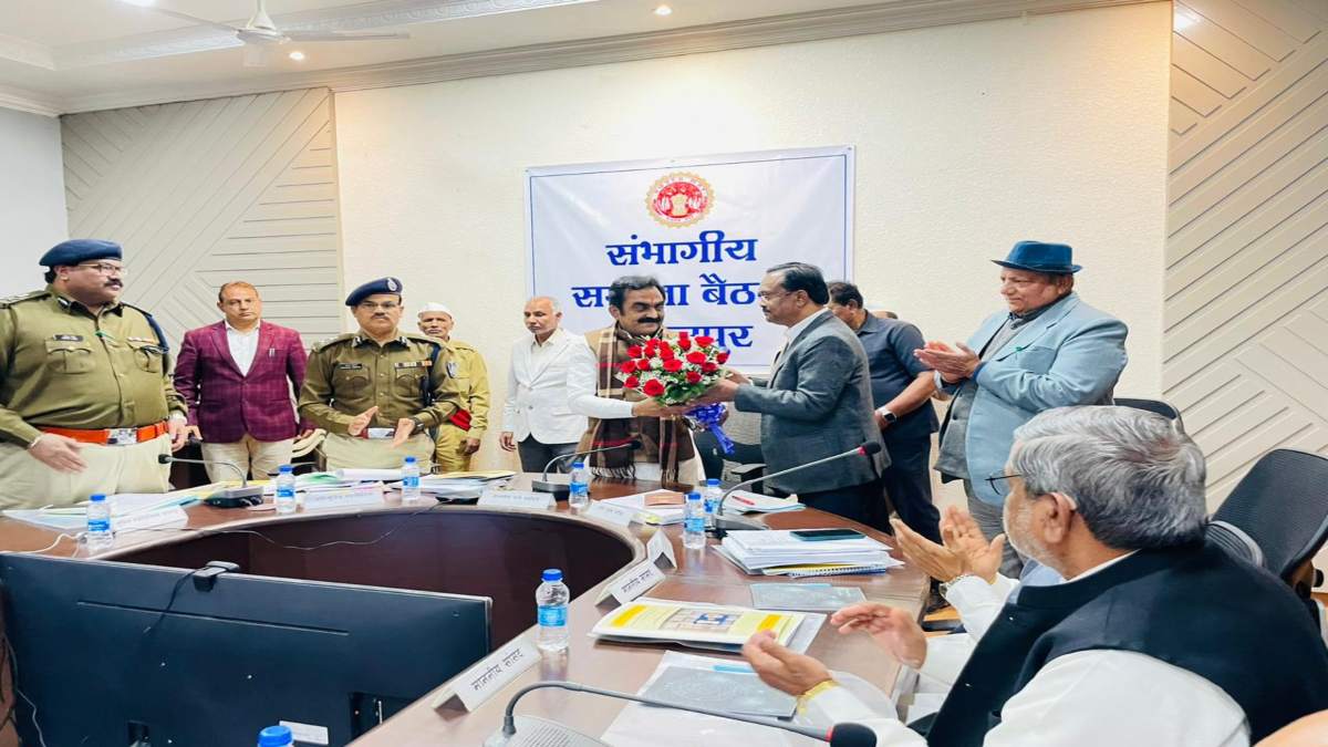 नई सरकार बनने के बाद जबलपुर में पहली बड़ी संभागीय बैठक, कैबिनेट मंत्री के साथ कई बड़े अधिकारी रहे मौजूद