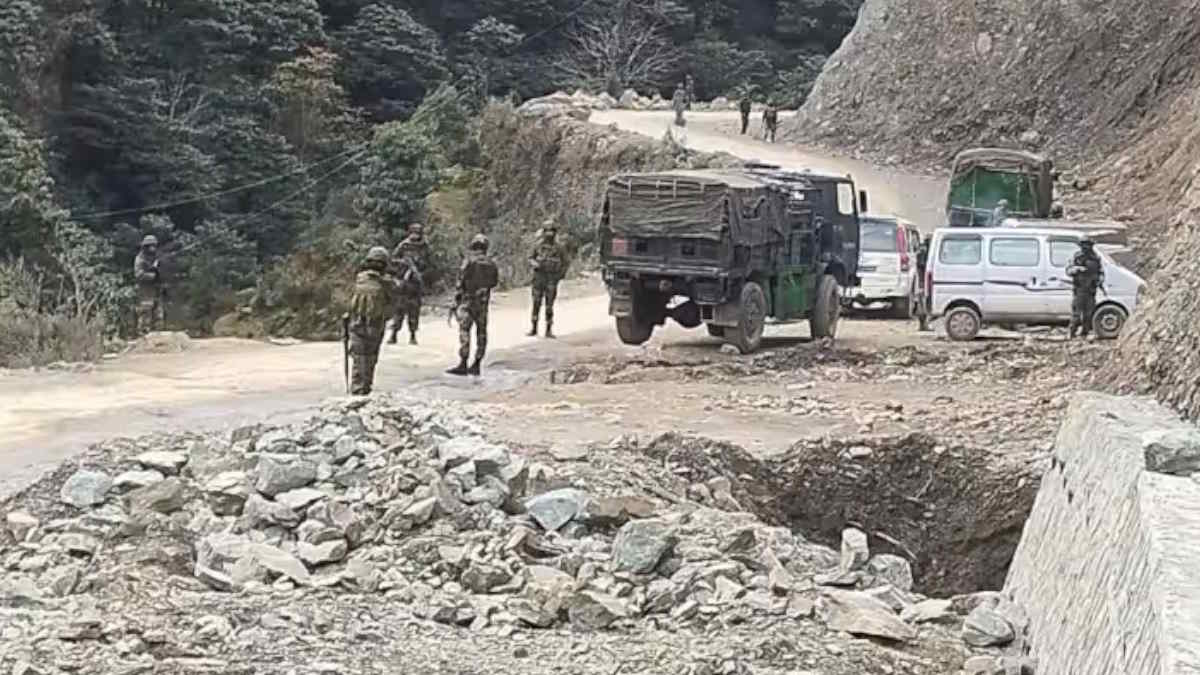 अजान दे रहे रिटायर्ड एसएसपी की आतंकियों ने की हत्या, मस्जिद में भी बरसाई गोलियां…