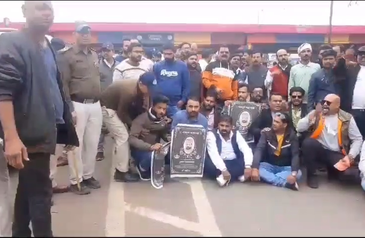 करणी सेना अध्यक्ष की हत्या का मामला: जबलपुर में कार्यकर्ताओं ने किया प्रदर्शन, एनकाउंटर की उठाई मांग, कई जगह बुलाया बंद