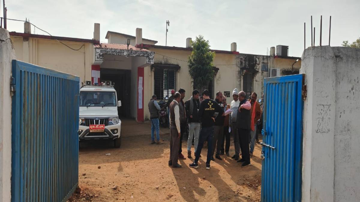 कलेक्टर ने की धान उपार्जन कार्यों की समीक्षा, आपूर्ति निगम के जिला प्रबंधक को कारण बताओ नोटिस जारी