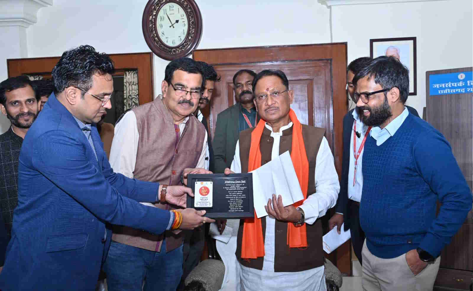 मुख्यमंत्री विष्णुदेव साय ने किया ‘देसी टॉक कवि सम्मेलन 2024’ कैलेंडर का विमोचन