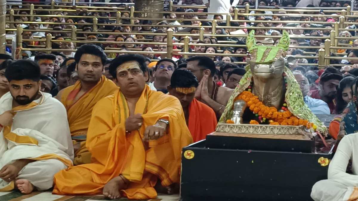 महाकालेश्वर पहुंचे अभिनेता रवि किशन, बाबा महाकाल का दर्शन कर भस्मारती में हुए शामिल