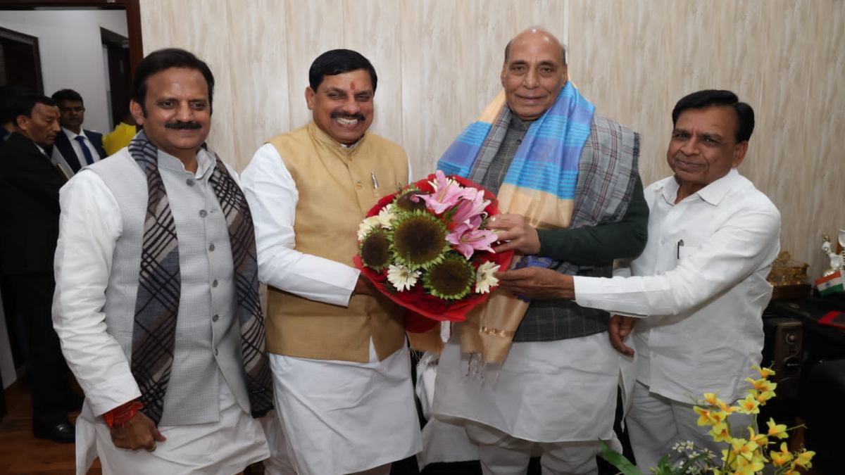 मुख्यमंत्री डॉ मोहन यादव ने रक्षामंत्री राजनाथ सिंह से की मुलाकात, दोनों डिप्टी सीएम रहे मौजूद