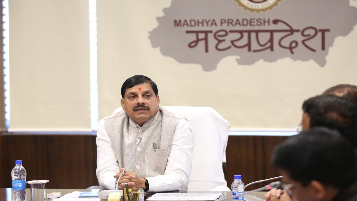 CM डॉ मोहन यादव ने अफसरों के साथ की बैठक, कहा- हुकुमचंद मिल के मजदूरों को मिलेगा उनका हक