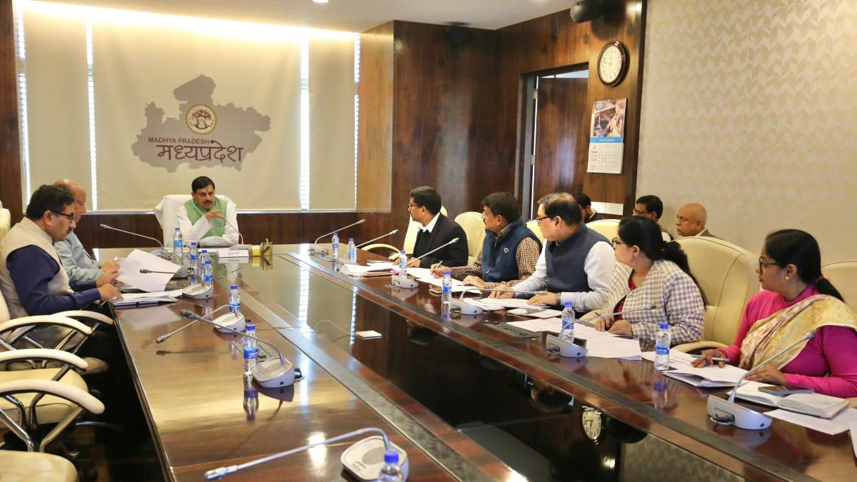 CM डॉ. मोहन यादव ने ली राजस्व विभाग की समीक्षा बैठक, अधिकारियों को दिए निर्देश, कहा- राजस्व रिकार्ड सुधारने के लिए लगाएं कैंप