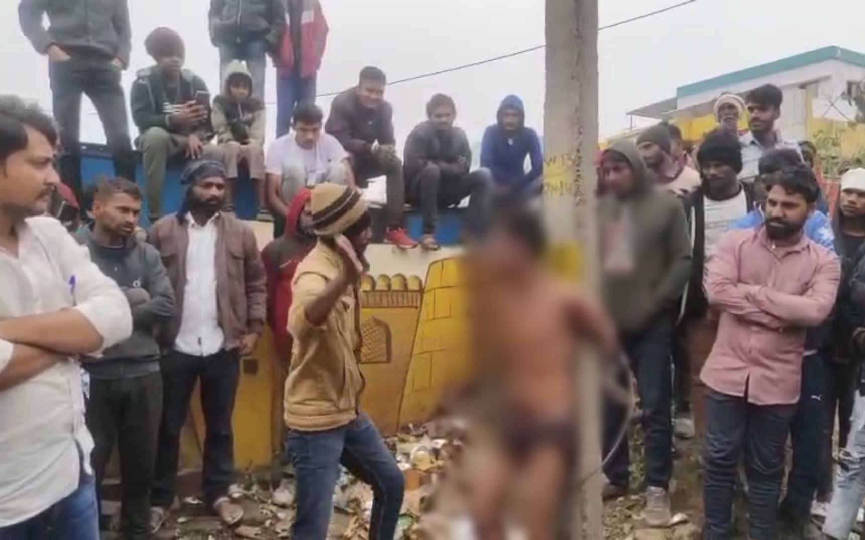MP में युवक को तालिबानी सजा: चोरी के शक में खंभे से बांधकर की पिटाई, ठेकेदार समेत तीन गिरफ्तार