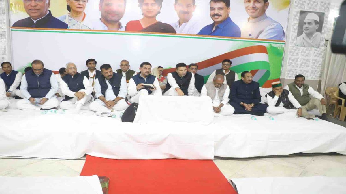 कांग्रेस बैठक के अंदर की खबर: बड़े नेताओं के सामने फूटा हार का गुस्सा, कहा- हम भाजपा से नहीं कांग्रेस के कारण चुनाव हारे