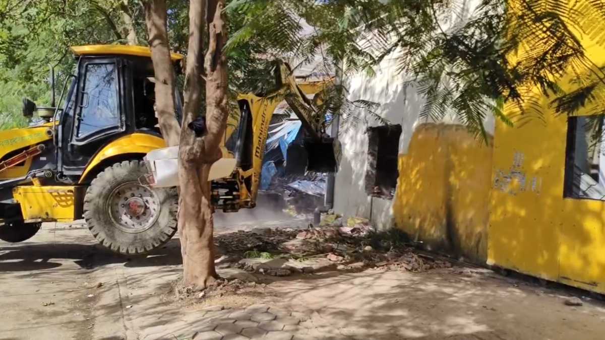जिला प्रशासन और नगर निगम की बड़ी कार्रवाई, मंदिर की सरकारी जमीन कराई अवैध अतिक्रमण से मुक्त