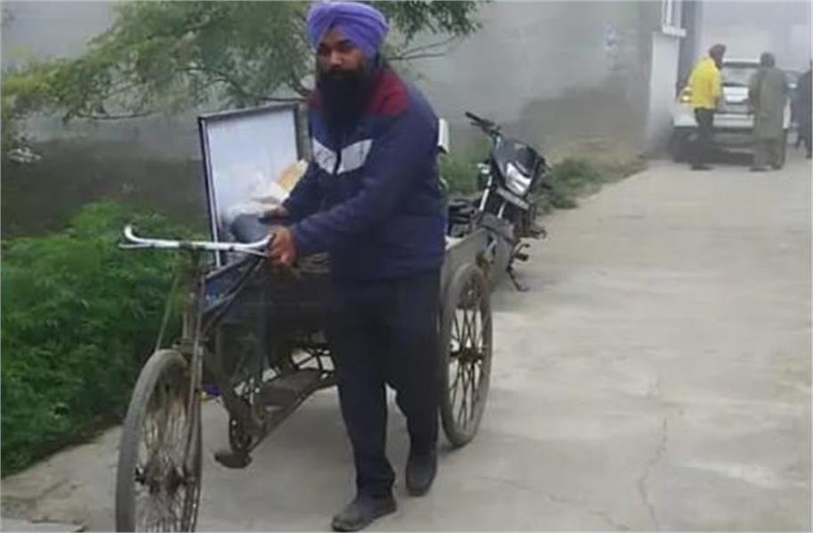 पीएचडी, एलएलबी व पांच एमए करने के बाद भी साइकिल ठेले पर सब्जी बेचने को मजबूर