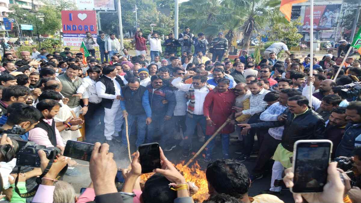 उपराष्ट्रपति की मिमिक्री मामले में सियासी बवाल, इंदौर और झाबुआ में BJP कार्यकर्ताओं ने राहुल गांधी के साथ TMC सांसद का फूंका पुतला