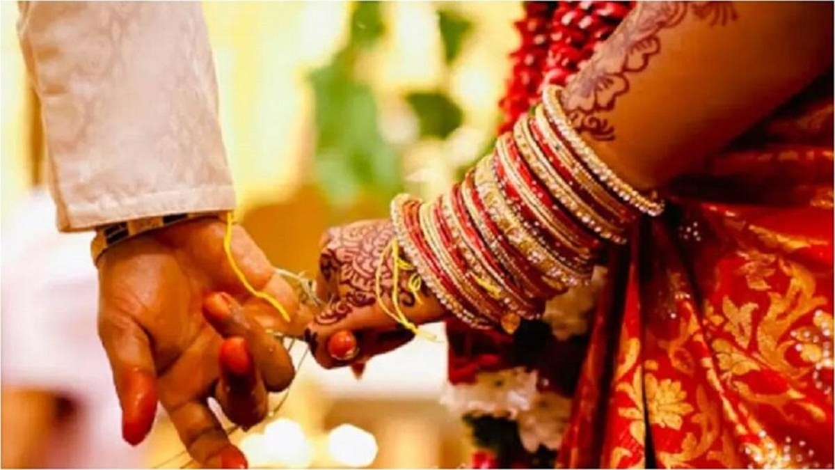 पहली पत्नी से तलाक के बिना दूसरी शादी करने जा रहा शख्स, पुलिस के पास पहुंचकर महिला ने लगाई मदद की गुहार