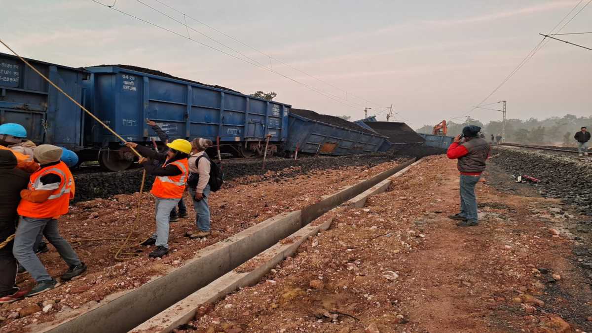 Train Accident: दुर्घटनाग्रस्त हुई ट्रेन, 6 बोगियां पटरी से उतरीं, मची अफरातफरी