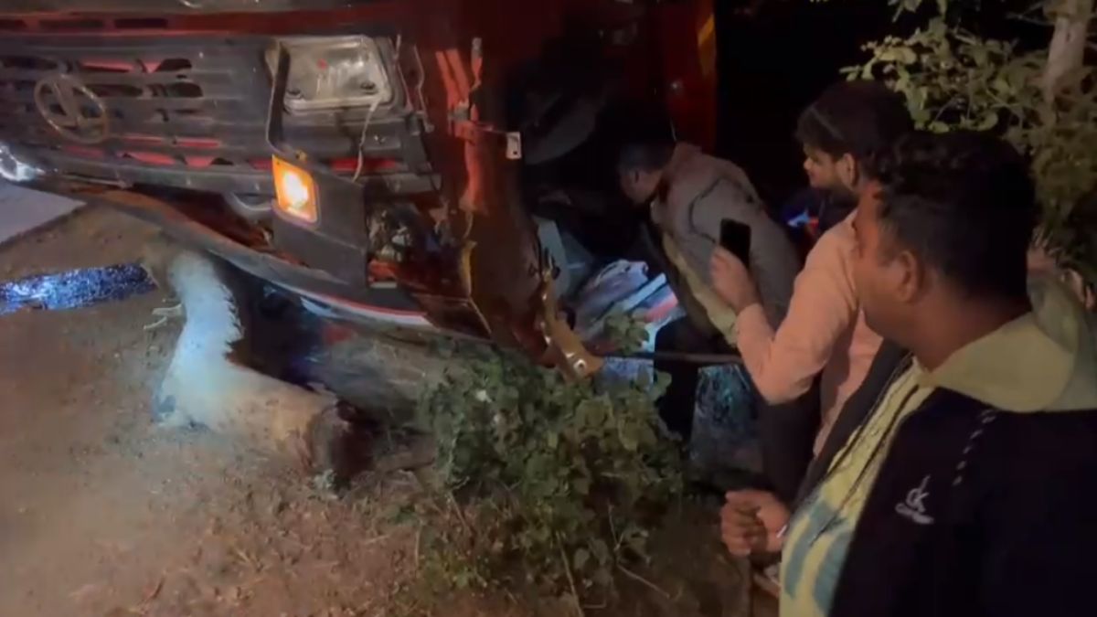 गिट्टी से भरा डंपर पलटा: तीन लोग दबे, SDOP और पुलिस की सक्रियता से बची जान