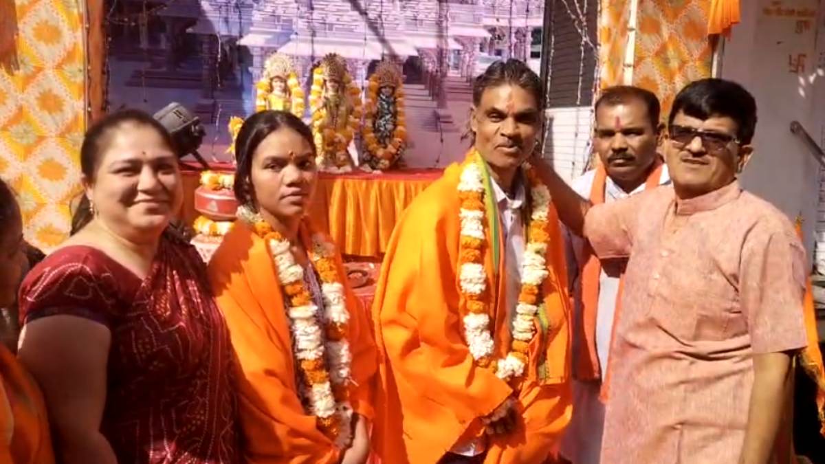 श्री राम के आगमन पर मुस्लिम परिवार ने अपनाया सनातन धर्म: कहा- पूर्वजों की गलतियों को सुधारते हुए विधिवत हिंदू धर्म में हुए शामिल