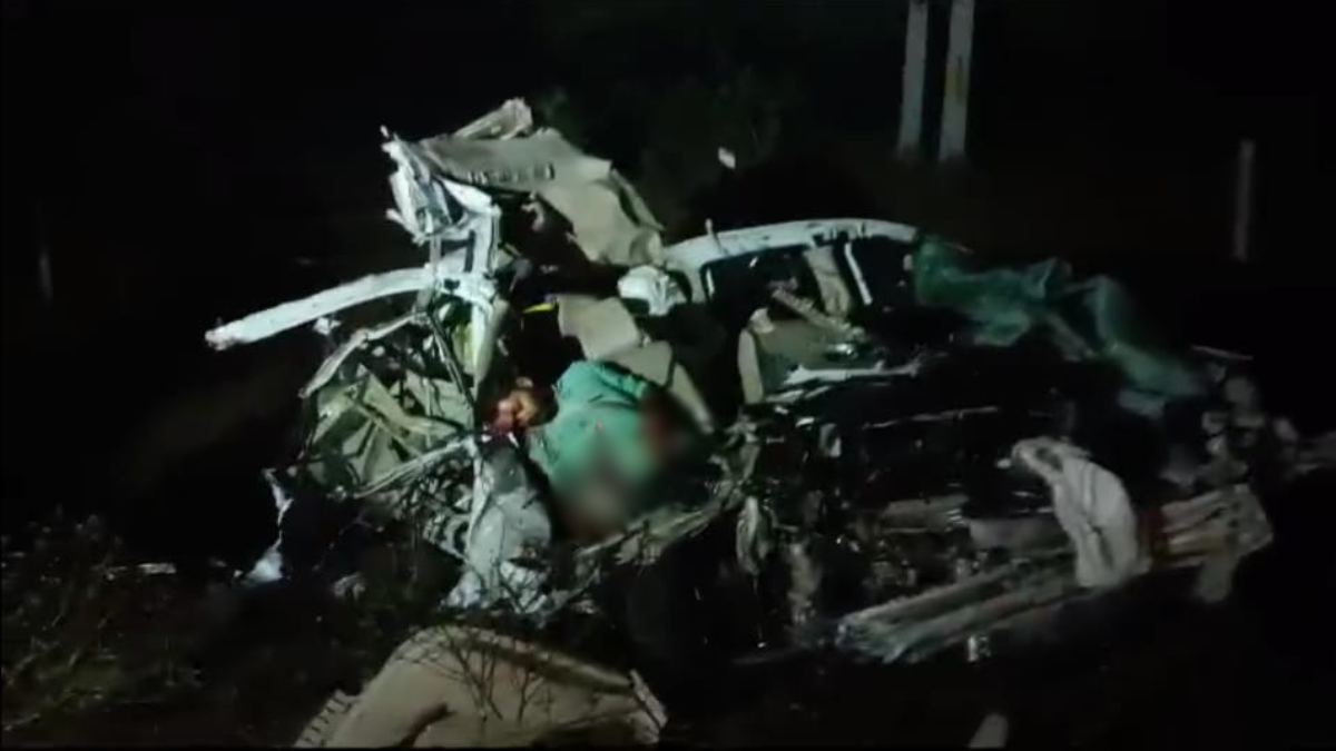 दर्दनाक हादसे में 2 की मौत: ट्रक और कार की जोरदार भिड़ंत, गाड़ियों के उड़े परखच्चे, एक घायल