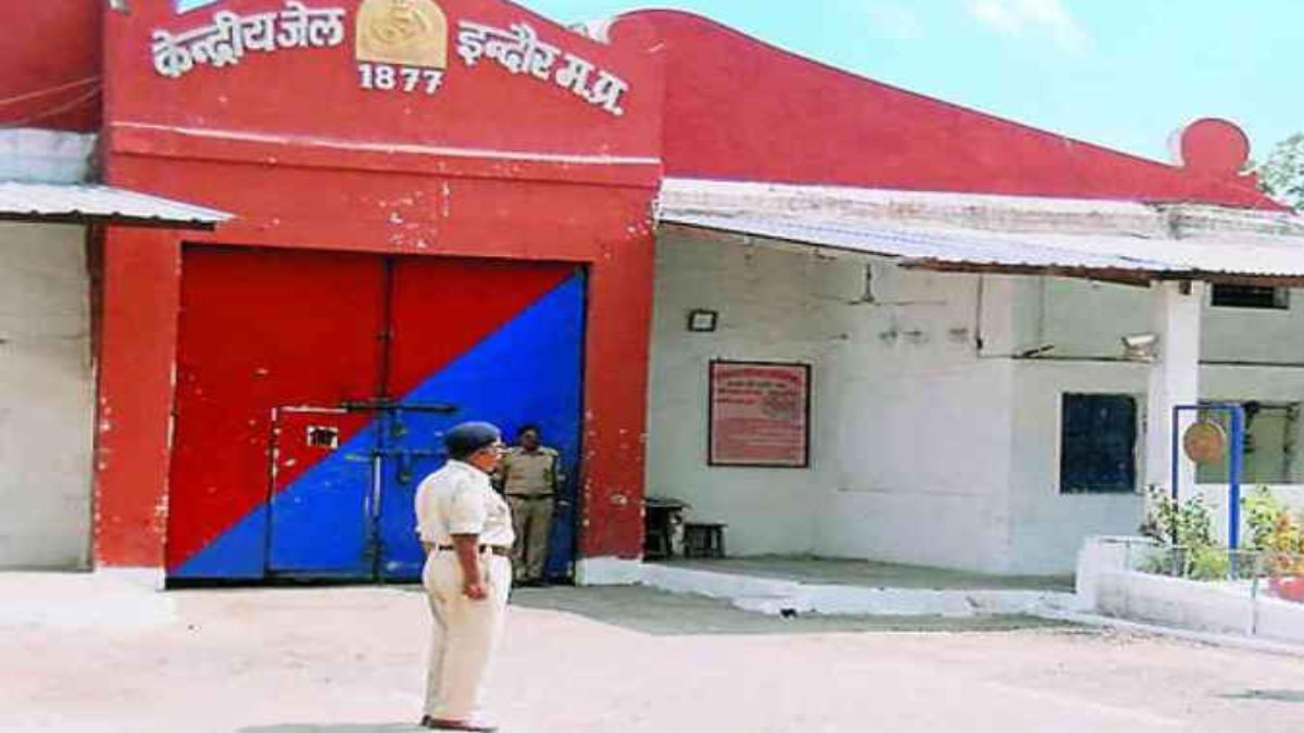 जेल में कैदी ने की आत्महत्याः प्राण प्रतिष्ठा पूजा के दौरान बाथरूम में लगा ली फांसी, पत्नी की हत्या के आरोप में था बंद