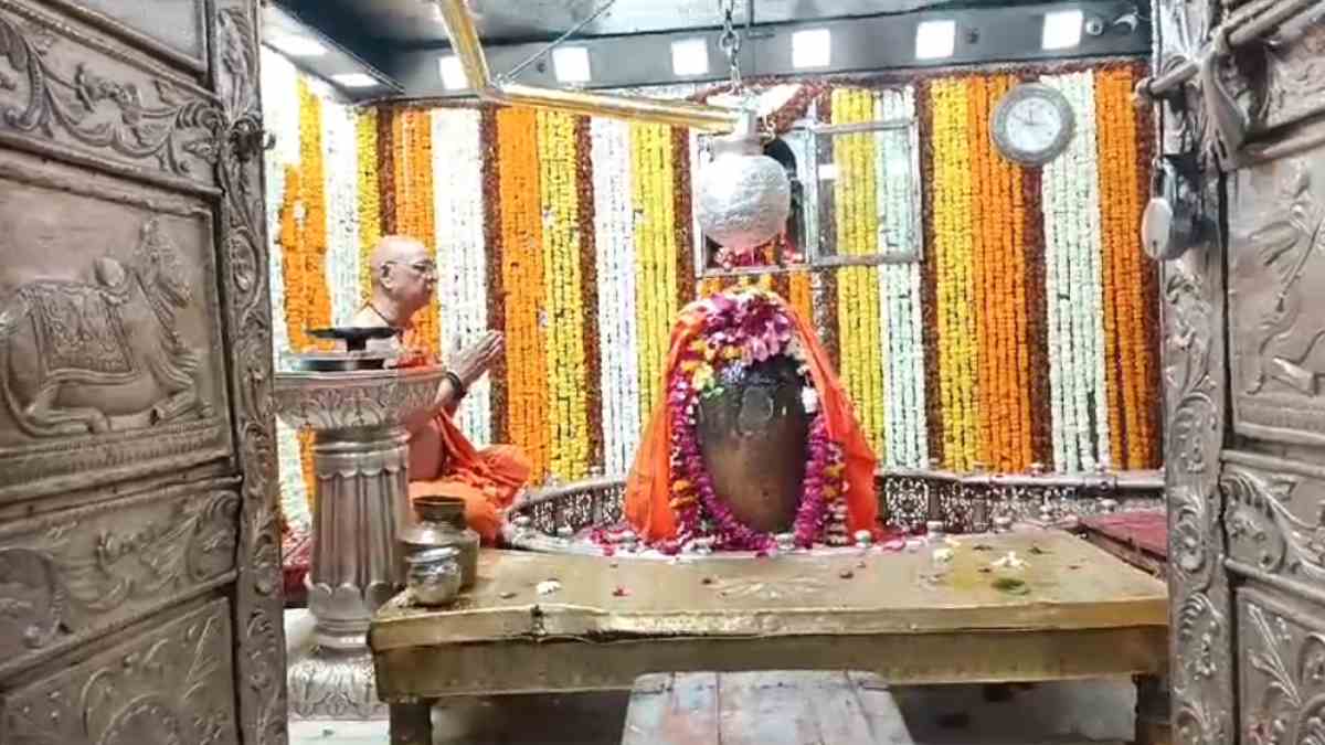 राम की नगरी से महाकाल को आया निमंत्रण: मंदिर के मुख्य पुजारी भस्म, शंख, चांदी के बिल्वपत्र और लड्डू लेकर जाएंगे अयोध्या