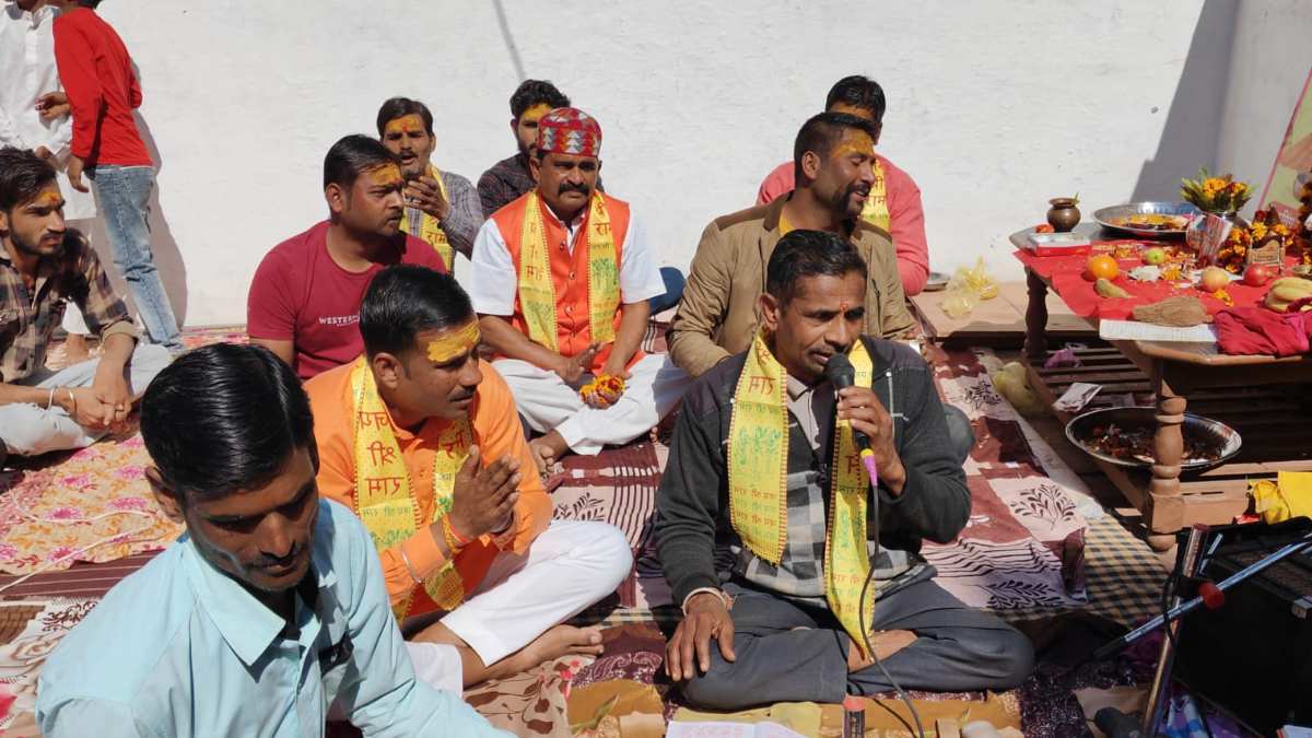 MP में भाईचारे का अनोखा नजारा: भगवा धारण कर मंदिर पहुंचे अमजत खान मंसूरी, सुंदरकांड का किया पाठ
