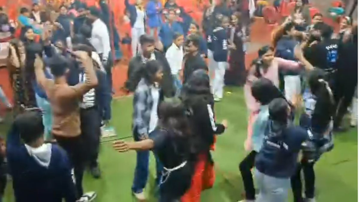 MP: सांस्कृतिक कार्यक्रम के नाम पर फूहड़ डांस, तुम जैसे… गाने पर जमकर नाचे छात्र, प्रिंसिपल ने ही कर दिया वीडियो वायरल