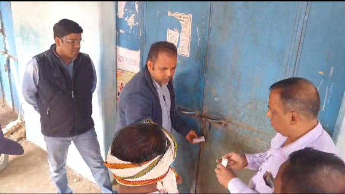 झोलाछाप डॉक्टर पर कार्रवाई, अधिकारियों ने क्लिनिक करवाया सील, मेडिसिन भी जब्त