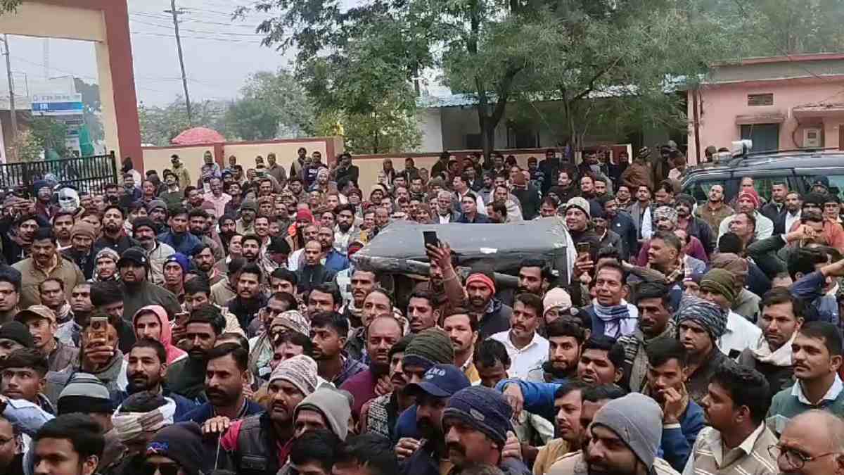 किसानों ने SDM कार्यालय का किया घेराव: इस जानवर के आतंक से मुक्ति दिलाने अधिकारी से की मांग