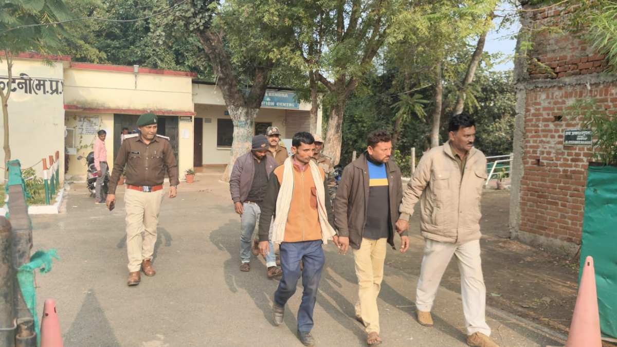 नए साल के जश्न में जंगली सुअर का शिकार: मांस पकाते 3 गिरफ्तार, मस्तराम फरार, 4 जिंदा बम जब्त
