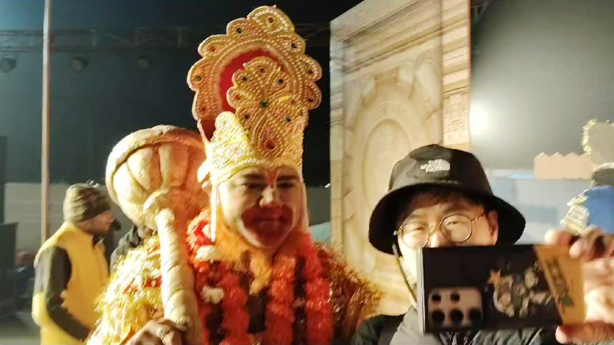 ‘हनुमान जी’ से मिलने पहुंचे अनोखे फैन, ‘कोरिया के कपल’ ने ली ‘पवन पुत्र’ के साथ सेल्फी