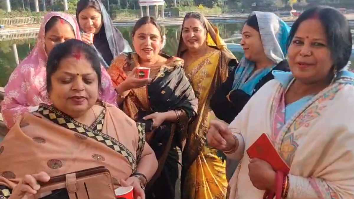 आ देखें जरा किसमें कितना है दम! मेयर का दिखा अनोखा अंदाज, बीजेपी-कांग्रेस की महिला पार्षदों ने खेली अंताक्षरी, ठंड और गुलाबी धूप में उठाया चाय का लुत्फ
