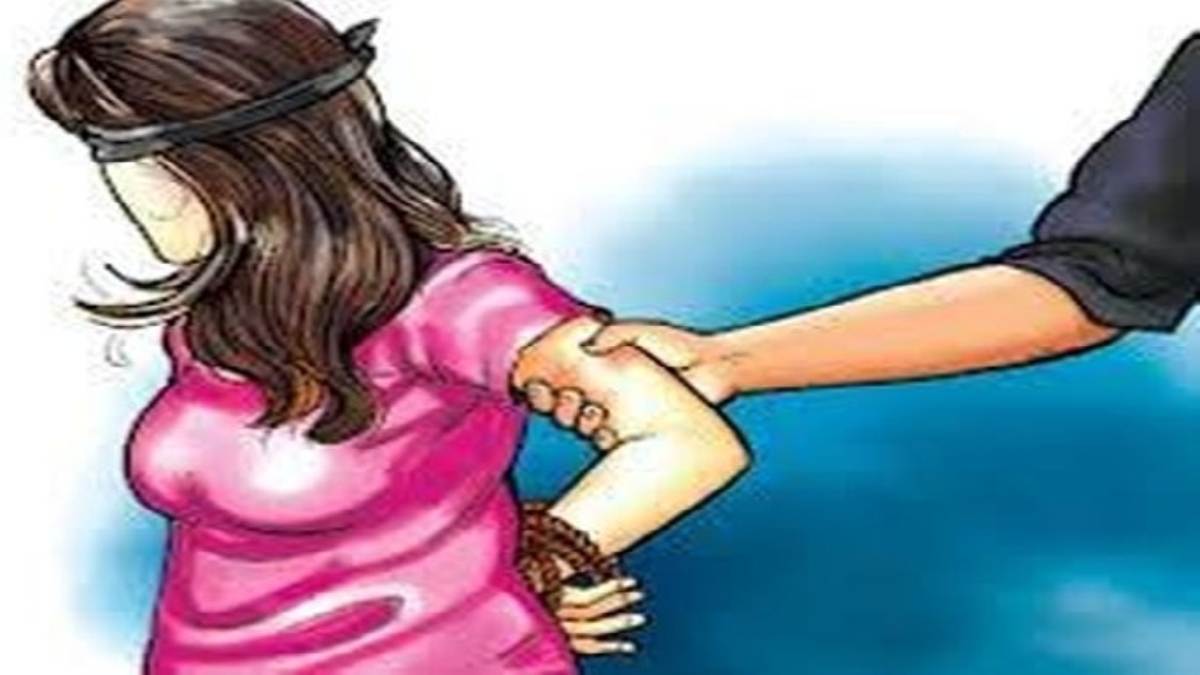 मां के साथ छेड़छाड़: यूट्यूब पर रील बनाने के लिए दोस्तों को लाता था घर, विरोध करने पर की मारपीट, बेटे की तलाश में जुटी पुलिस