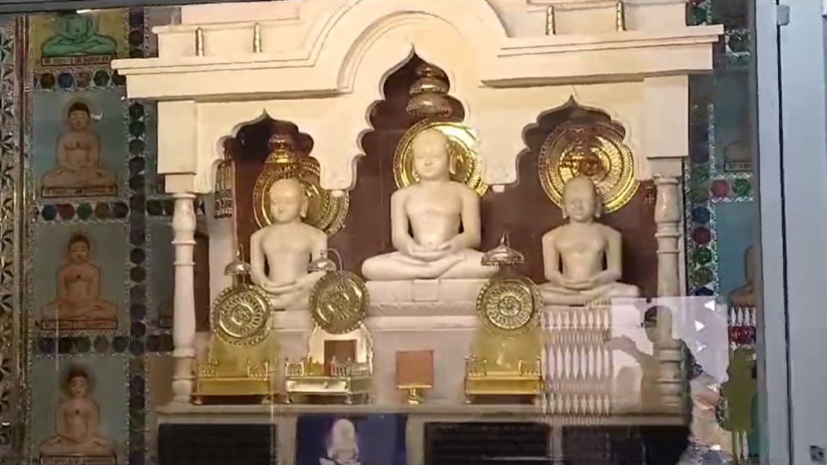चोरों ने भगवान को भी नहीं छोड़ाः जैन मंदिर से अष्टधातु की 4 मूर्ति और चांदी का सिंघासन चोरी, घटना CCTV में कैद