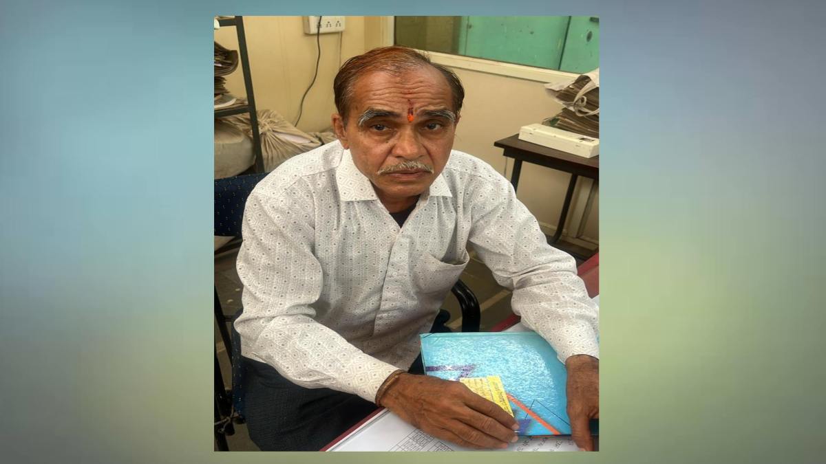 रिश्वतखोर सहायक लेखाधिकारी: पूर्व सरपंच के बेटे से मांगी घूस, लोकायुक्त ने रंगे हाथों किया गिरफ्तार